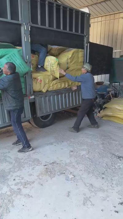 邢台发酵鸡粪，羊粪，有机肥正在卸车中