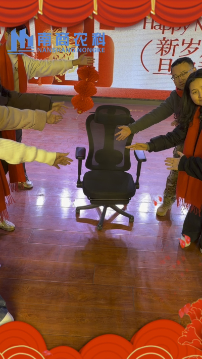 🎇 元旦快乐，温暖相伴 🎇时光匆匆，感恩 2025 年每一份支持与陪伴！从猪场到工厂，南商农科的成长，离不开每一位合作伙伴与家人的信赖！2026 年，我们将继续以贴心服务和硬核设备，陪您一路前行，养殖